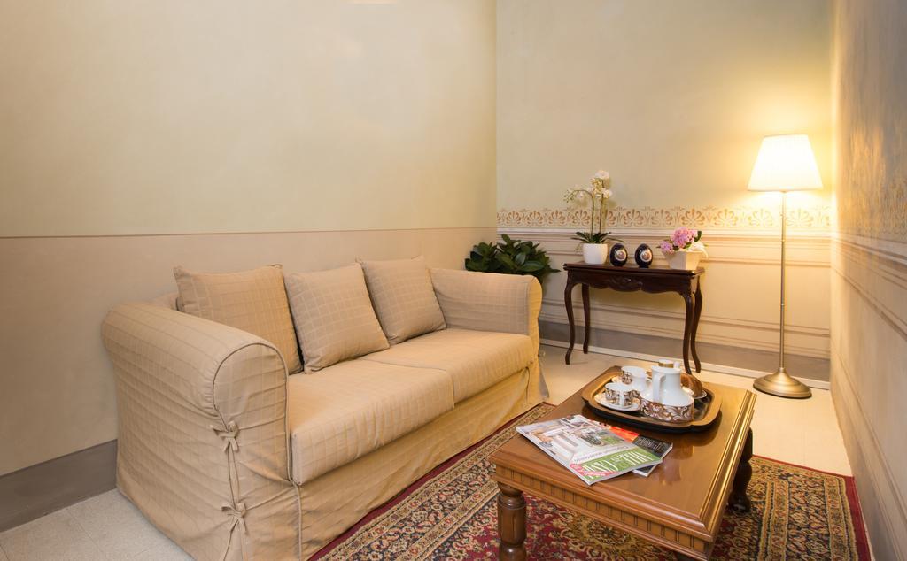 Palazzo Piazza Mazzini Hotel Pescia Quarto foto