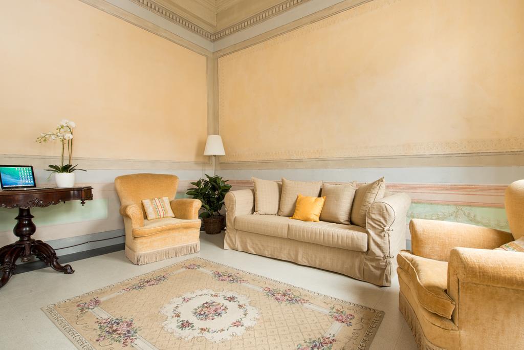 Palazzo Piazza Mazzini Hotel Pescia Quarto foto